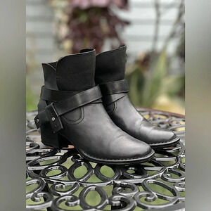 UGG — Elysian Black Leather Boot